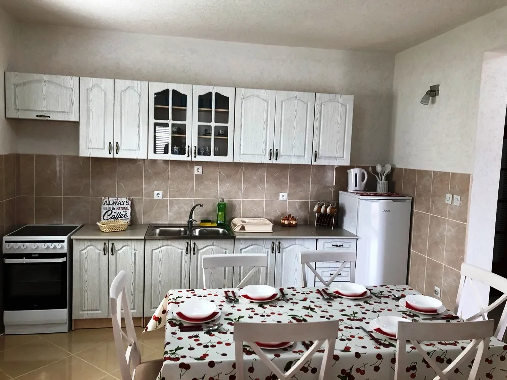 Three-bedroom apartment in Sutomore